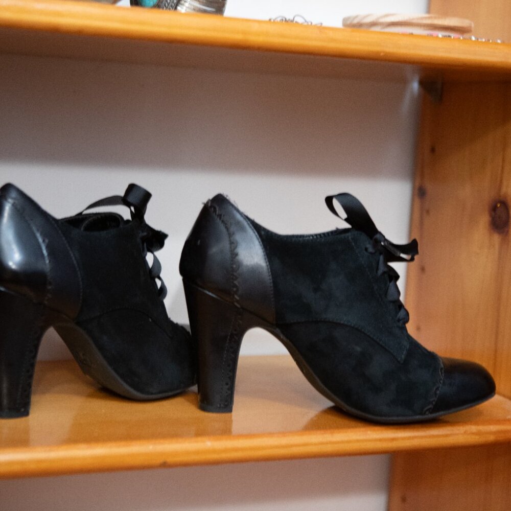 Gianni Bini 7.5M Black Suede Lace Up Oxford Shoes Heels Booties - Picture 5 of 10
